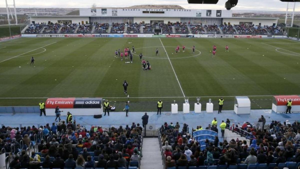 cueza9's tweet photo. Ubicado en plena Ciudad Real Madrid en Valdebebas, cuenta con un campo con la misma superficie exacta que el Santiago Bernabeu y una capacidad para 6.000 espectadores https://t.co/cRteSjhde7