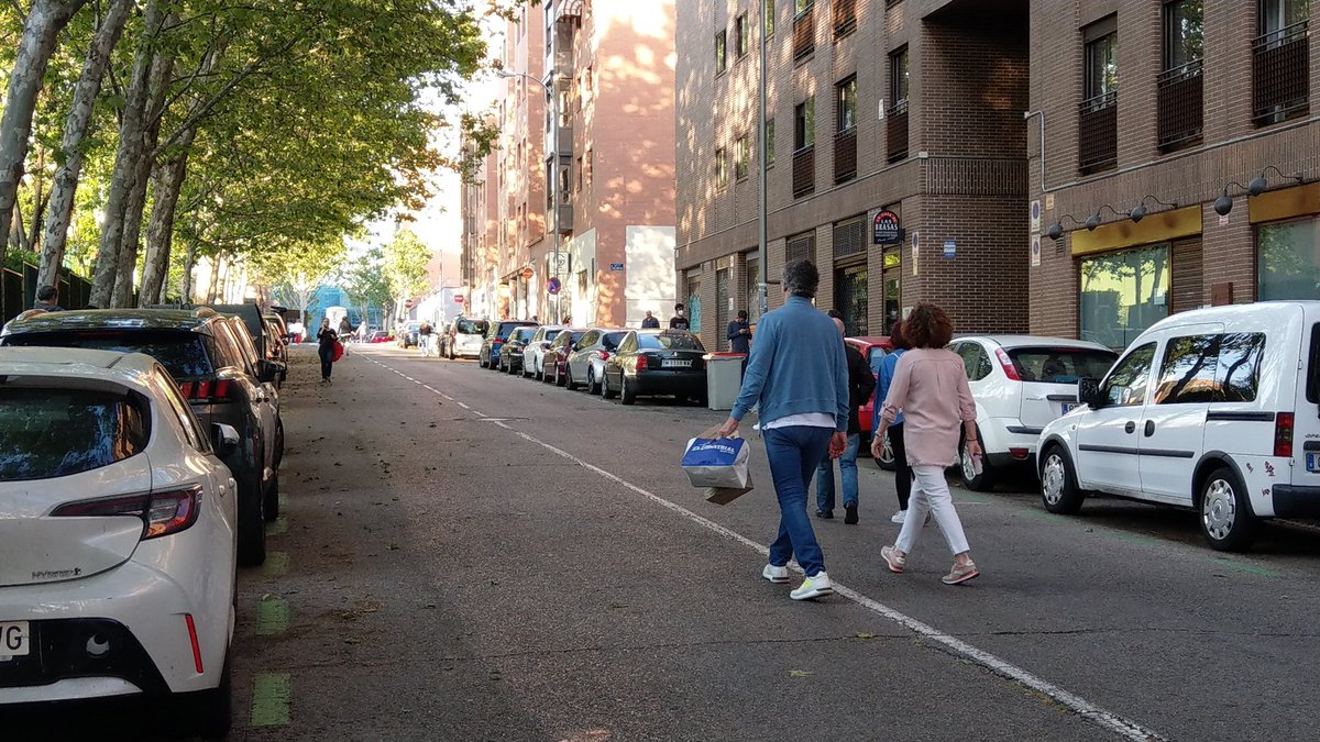 madridete's tweet photo. En mi barrio la gente está pidiendo peatonalizaciones. ¿Y en los vuestros? 🧐 https://t.co/6UCuAAbwvF
