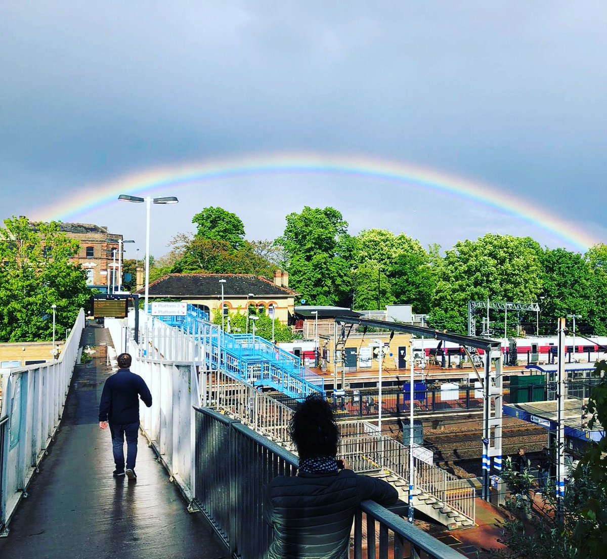 For those who know it, Ally Pally Station is a bit special - seems this rainbow thinks so too. Captured yesterday by my dearest as he dashed home through the rain.

#RainbowsofHope #AllyPallyStation #ReasonsToBeCheerful