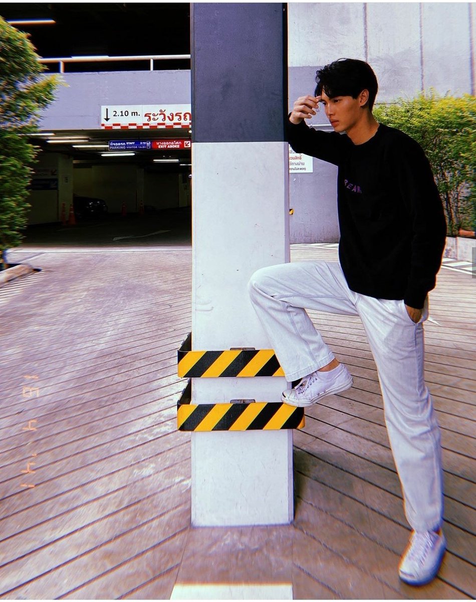 I guess this is how you pose if you're a khun chai. The wider the richer lol jk  #winmetawin  #mewsuppasit  #mewwin