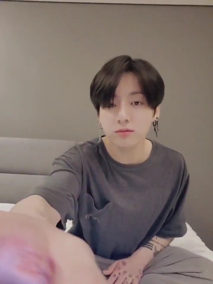 mironestay's tweet photo. Sen çok güzelsin 🥺 sen çok şirinsin 🌸 SESİN ÇOK HOŞ
#JUNGKOOK #HISVOICE #THENDING https://t.co/VMbU50eoCg
