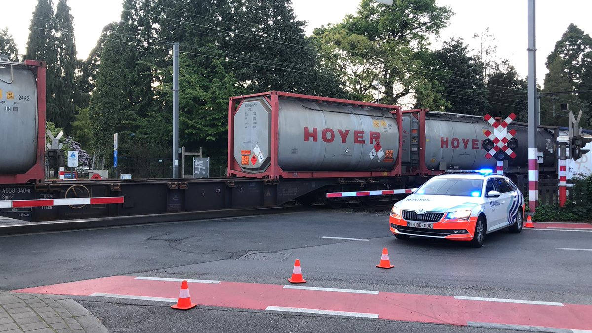 PZ_GRENS's tweet photo. Spooroverweg Heuvel Kalmthout staat dicht vanwege een defecte trein. Je moet er rondrijden. https://t.co/JhQggstmN0