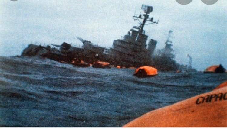 A4KikeLippi's tweet photo. 2 de mayo de 1982. Mi recuerdo a aquellos 323 camaradas de la @Armada_Arg que dejaron su vida en ese Mar Argentino que tanto amaban y defendieron. Honor y memoria por los tripulantes del ARA General Belgrano. Malvinas Argentinas. Son, fueron y serán argentinas. https://t.co/fnG6diflTm