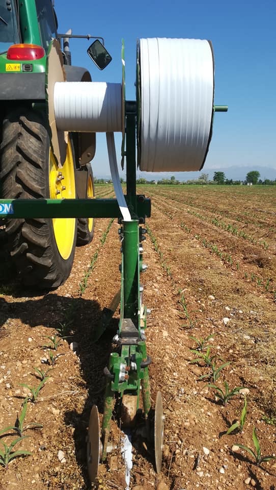 Soave_M's tweet photo. Stesura ala gocciolante per irrigare il mais visto che sono piovuti solo 5 mm e la siccità continua. https://t.co/ax5QmgPXej