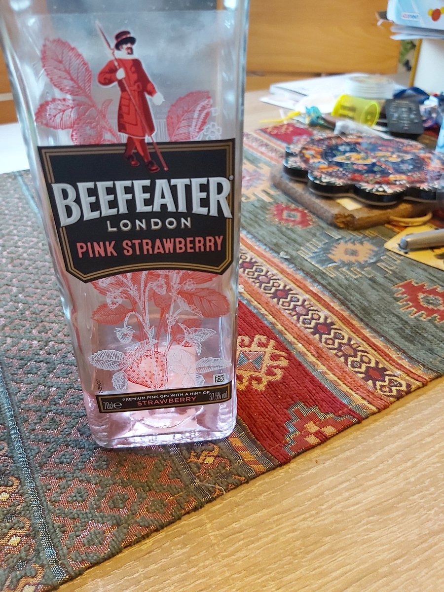 yoyoba24's tweet image. OMG OMG, nekdo mi je dal izhlapevat podarjeni gay gin, ko nisem gledala. Pa ravno za gin o'clock skype ga bo zmanjkal 😷 #coronaproblems