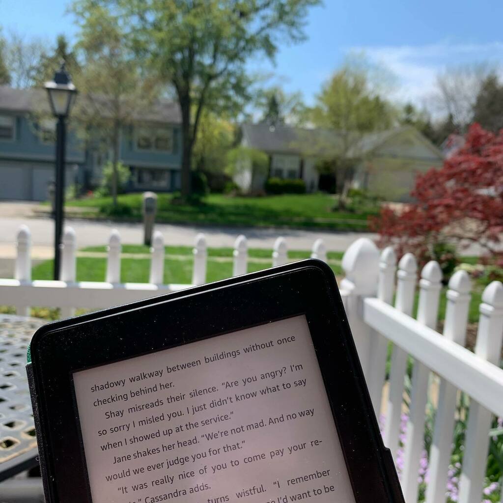 bethanybee2's tweet photo. Sunny Saturday vibes ☀️😎📚 #frontporchhangs https://t.co/uUwXbLZ89q