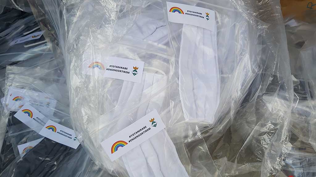#CORONAVIRUS: L'Ajuntament de Sant Jaume d'Enveja reparteix 3.500 mascaretes per a tot el municipi bit.ly/2YrkB6k

@joancastor2011 <a href="/pscsantjaume/">SOM Sant Jaume d'Enveja</a> #covid19ebre #joemquedoacasa <a href="/laxarxa/">La Xarxa</a> <a href="/xarxanoticies/">Notícies En Xarxa</a>