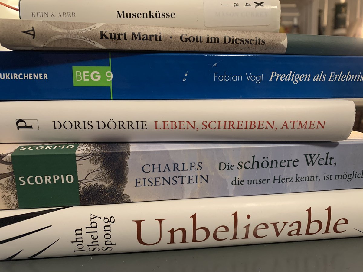 Gruß an <a href="/pfarrertogo/">@pfarrertogo.blsk.social</a> und <a href="/tobiasfaix/">Tobias Faix</a>  - wenn ich das richtig verstanden habe, bin ich nominiert. 6 Bücher von Nachttisch und Schreibtisch und 6 Personen. Here we go: @prof_flo @freiheitsliebe2 <a href="/heavendownthere/">Jason Liesendahl</a> <a href="/jo_panowski/">Johanna K.</a> <a href="/maerys/">Nicht mehr richtig Maria Herrmann</a> <a href="/rolfkrueger/">Rolf Krüger ☕️😊</a>