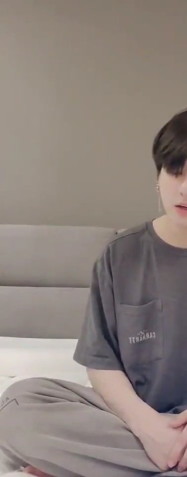 tanniedream's tweet photo. Только не говорите мне, что я одна думаю о том, что JEON JUNGKOOK надел темные сережки на правое ухо из-за тату на правой руке, а светлые на левое, чтобы показать нам свою темную и светлую сторону 
@BTS_twt #BTS https://t.co/OUubqlAxvZ