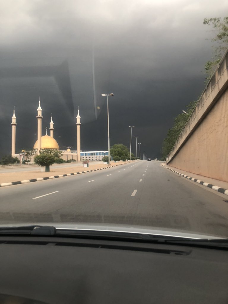 OgaChuka's tweet photo. Look at Abuja 😩... Mehnnn this looks like the apocalypse 😭 https://t.co/uKojdJsYXx