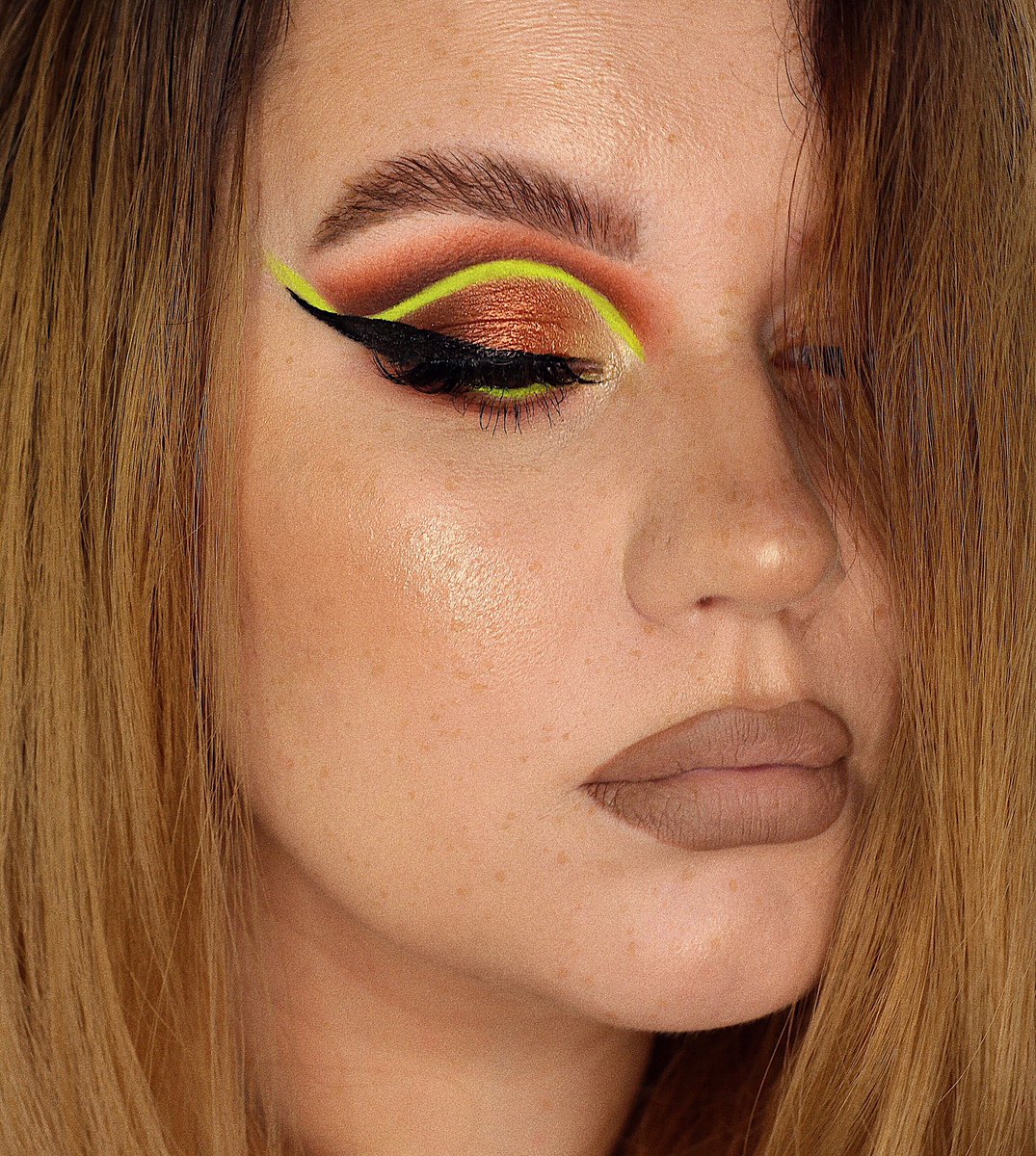 keep_glow's tweet photo. @norvina1 Neon look https://t.co/M7PdZmr9CZ