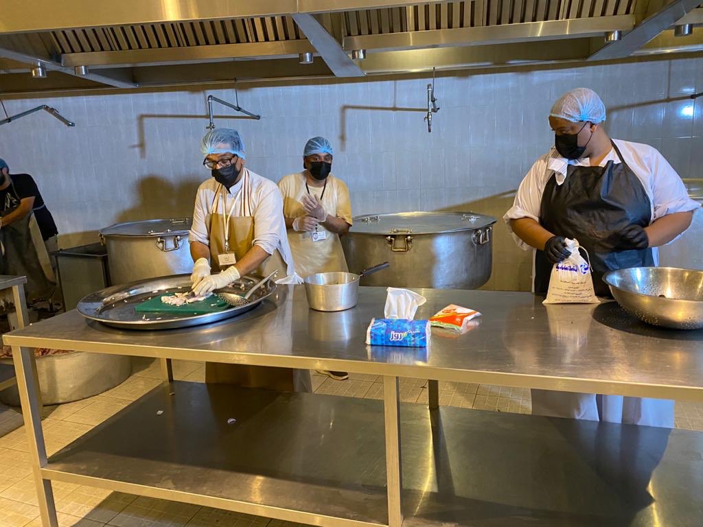 يتم الآن تجهيز 620 وجبة سحور بإشراف #جمعية_بشائر_الخير_لحفظ_النعمة في #الخرج ل #دار_الإيواء وذلك بالتعاون مع فريق #اليمامة التطوعي التابع<a href="/yamamah99/">جمعية التنمية الأهلية باليمامة</a> و <a href="/SRC_Alkharj/">لجنة المسؤولية الاجتماعية بالخرج</a> 

هذا وسيتم توزيعها بشكل فردي إلتزاماً بالاحترازات الوقائية من فايروس #كورونا

<a href="/nacrsa/">مجلس الجمعيات الأهلية بمنطقة الرياض</a> 
@DelmMosa45 
@Mhrsd_sa