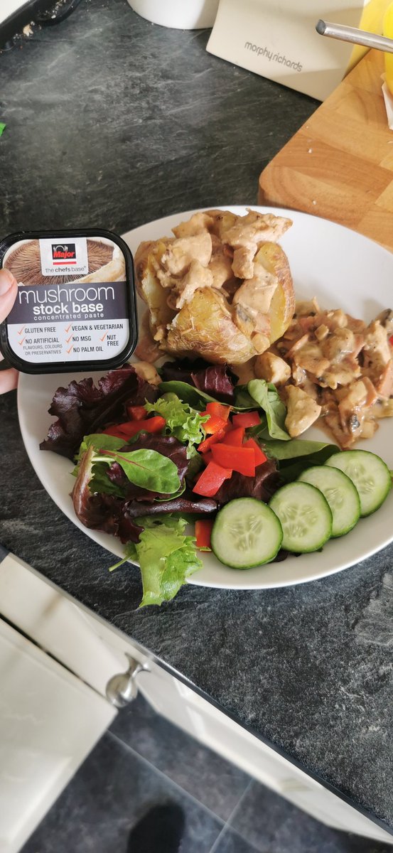 Codeywarren's tweet photo. Chicken, bacon, onion &amp; mushroom jacket potato filling to have on this sunny day using my favourite @MajorInt Mushroom stock base 😋 @MajorInt_TraceL https://t.co/8vVoOUlMDj