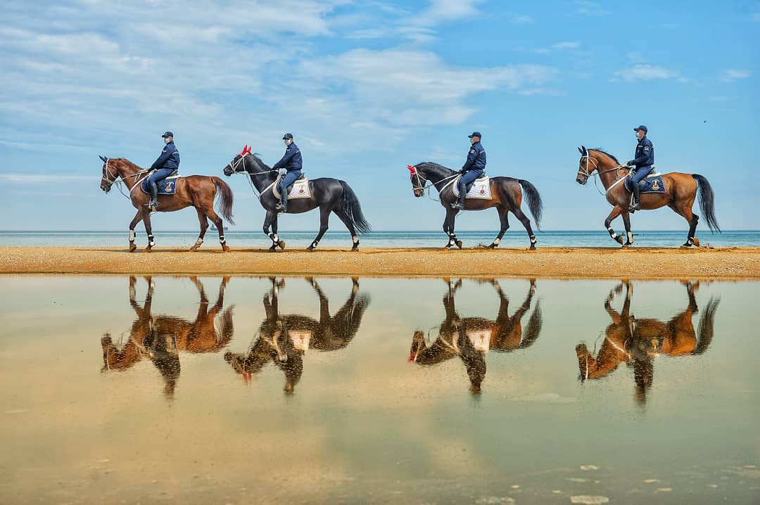 ibrahimmase's tweet photo. Koronavirüs ile mücadele kapsamında İl Jandarma tarafından görevlendirilen Atlı Birlikler, sahillerde denetim yapıyor #photojournalism #news #newphoto #sea #sky #bosphorus #horse #genderma #soldier #crew #jandarma #covid19 #covid_19 #covidturkey #covidworkout #covidworld https://t.co/sFTHCjTDl8