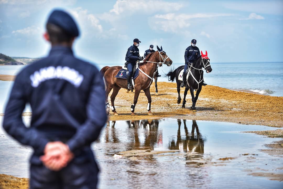 ibrahimmase's tweet photo. Koronavirüs ile mücadele kapsamında İl Jandarma tarafından görevlendirilen Atlı Birlikler, sahillerde denetim yapıyor #photojournalism #news #newphoto #sea #sky #bosphorus #horse #genderma #soldier #crew #jandarma #covid19 #covid_19 #covidturkey #covidworkout #covidworld https://t.co/sFTHCjTDl8