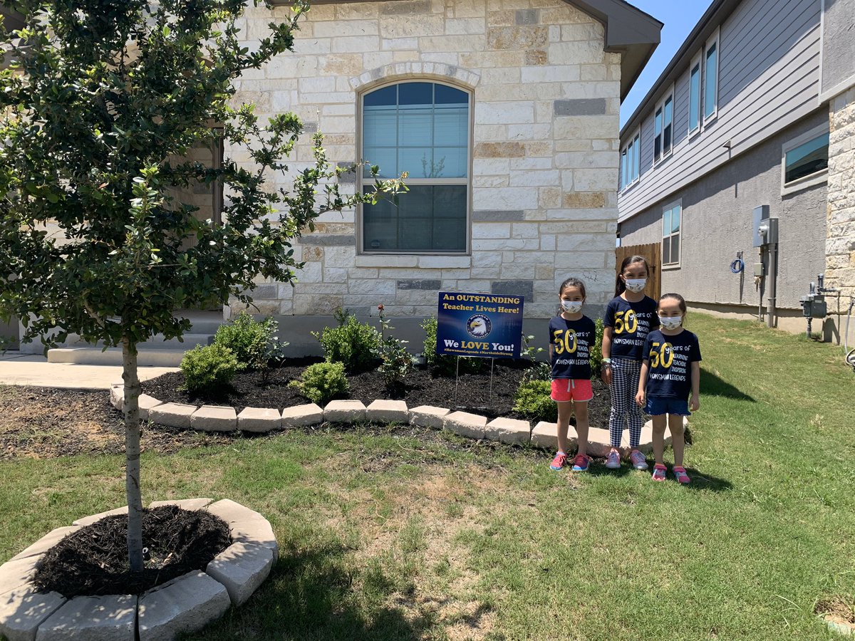 MrsSoniaRuiz6's tweet photo. Thanks Howsman and PTA❤️! Great surprise! Thanks Aida and my beautiful girls😍. Proud to be a Howsman Eagle 🦅.#howsmanlegends @NISDHowsman https://t.co/z0GJcnVVdp
