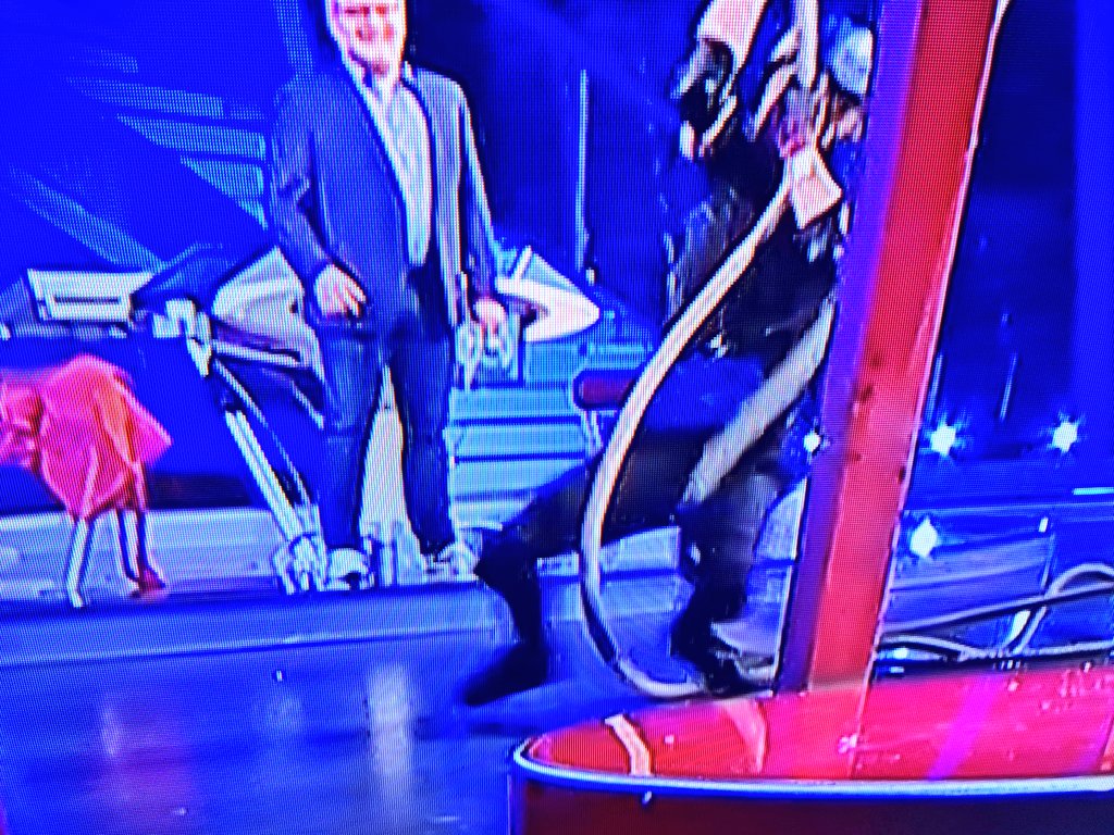 benni0002's tweet photo. Beim dritten Punkt klar den Boden berührt. Schlechter Schiedsrichter! #schlagdenstar #prosieben https://t.co/G5DoC7xm9W
