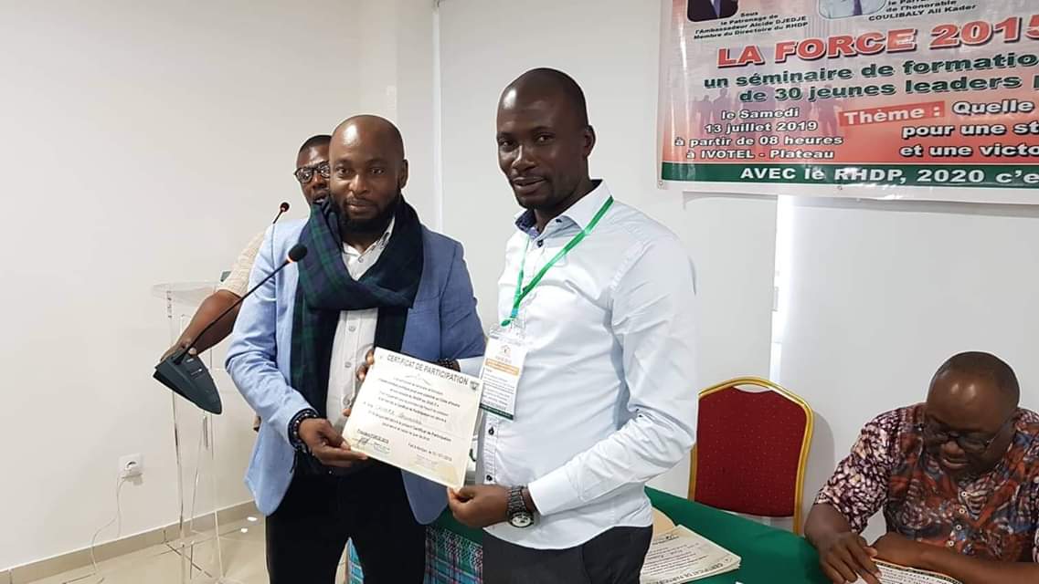 Camaradramane15's tweet image. CERTIFICAT DE PARTICIPATION.
/            #Force2015
Vu ma participation au séminaire de formation sûr le THÈME;
QUELLE STRATÉGIE POLITIQUE POUR UNE STABILITÉ EN CÔTE D&apos;IVOIRE ET UNE VICTOIRE DU RHDP EN 2020? .. 
Merci au président Charles Gnaoré,  
@DRhdp  @dominiqueouat
