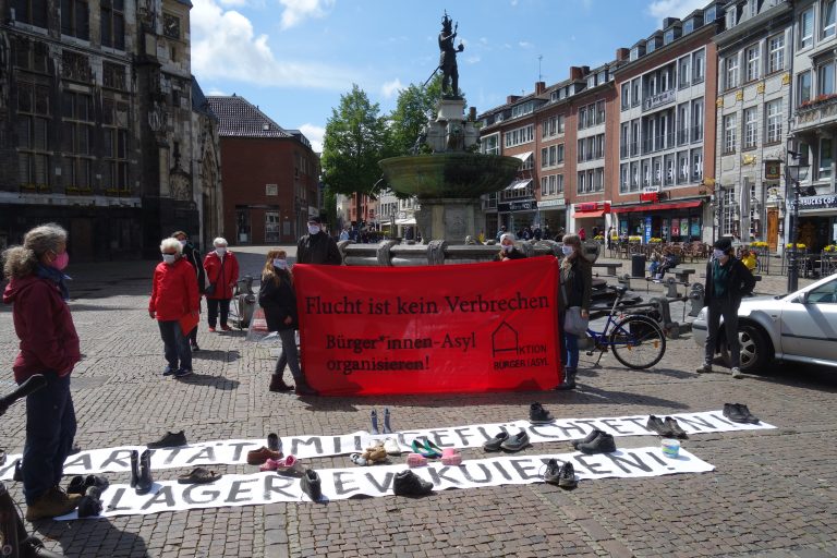ac_solidarisch's tweet photo. Heute fand eine Kundgebung vom Bürger*innen-Asyl #Aachen mit ca. 50 Teilnehmern statt, um auf die katastrophale Situation an den EU-Außengrenzen aufmerksam zu machen.

Nachbericht und Redebeiträge: https://t.co/ZgMAGI3jgs https://t.co/6WOwGGawY8