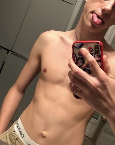 arthurcabr's tweet photo. Coucou je suis nouveau sur Twitter 
30 RT pour la suite et venez me parler 😞 https://t.co/FJKxw8seBJ