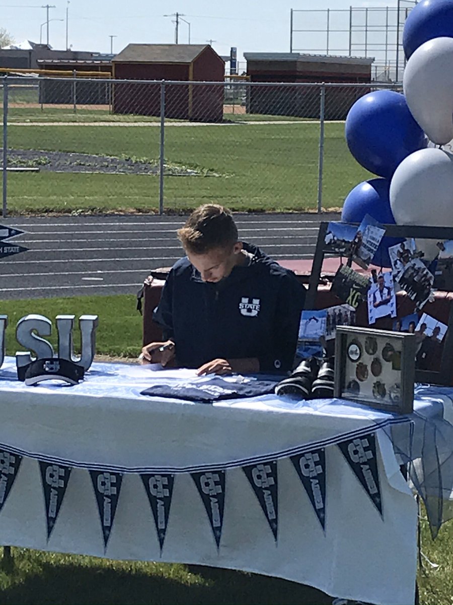 Columbia_track's tweet photo. Congratulations Logan Hammer in signing with Utah State to Polevault for @USUAthletics    Logan I know this season isn’t what you hoped for but we are so proud of you and so happy that you get to continue to jump to new heights. https://t.co/D3nhYynpqh