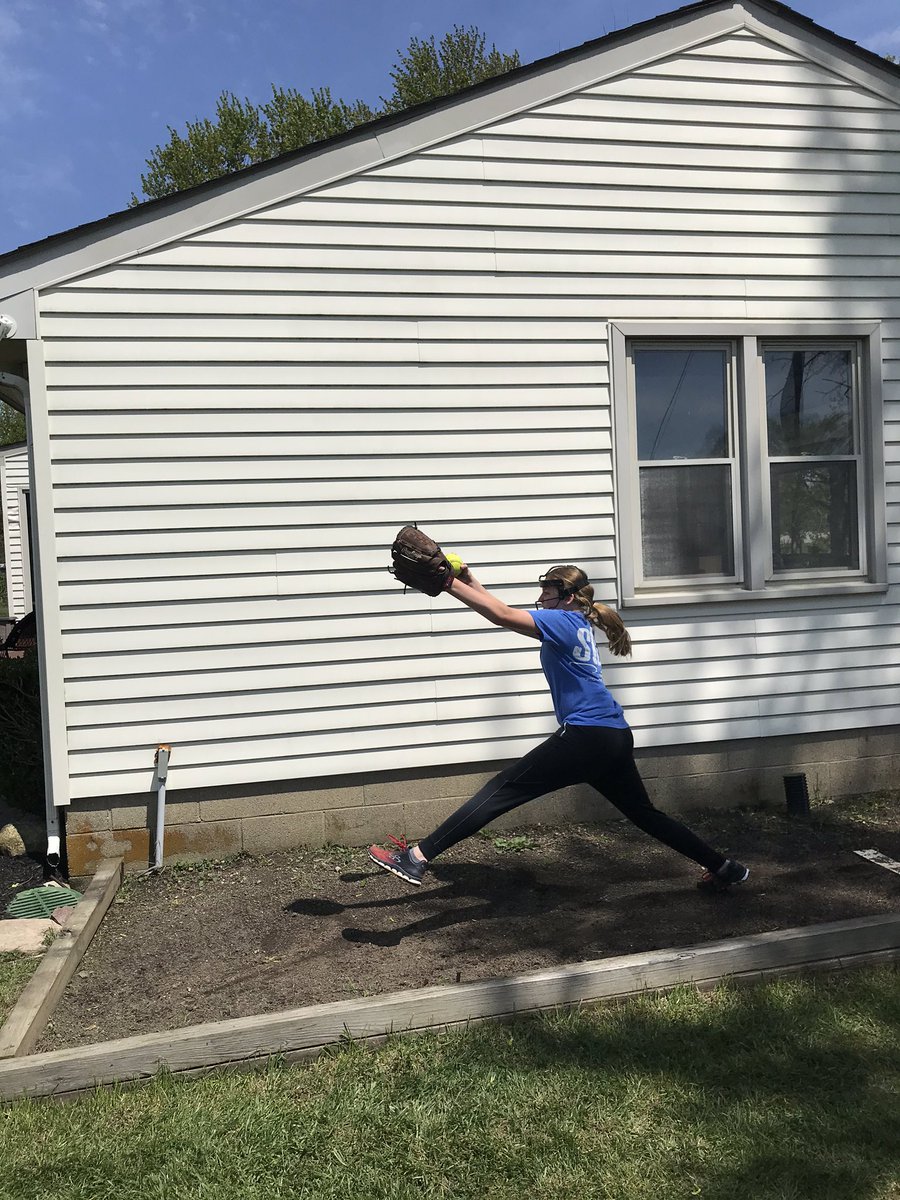 ohiostingrays08's tweet photo. 2026 Pitchers Addison Mickey, Ava Horn and Micah Mann will be ready when this quarantine is over! They are killing it! #raygame https://t.co/X5bJ39NNJQ