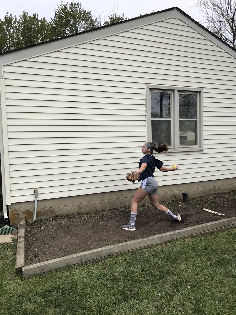 ohiostingrays08's tweet photo. 2026 Pitchers Addison Mickey, Ava Horn and Micah Mann will be ready when this quarantine is over! They are killing it! #raygame https://t.co/X5bJ39NNJQ