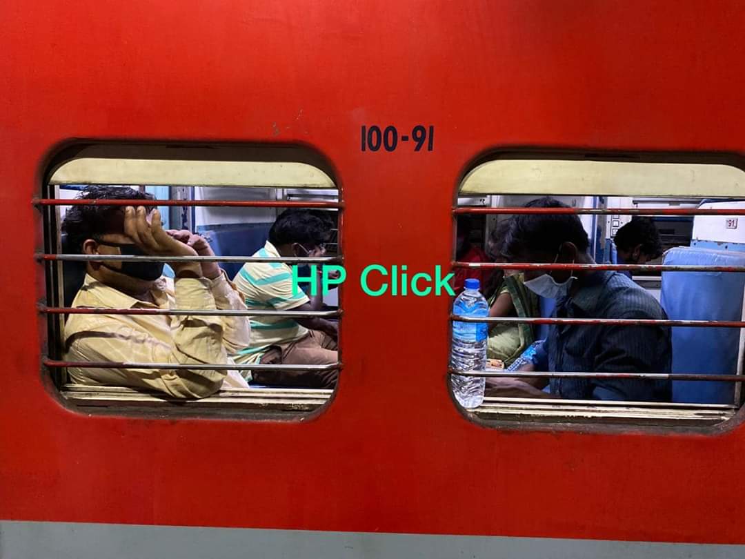 drajayldubey's tweet photo. Finally Migrants worker going to home.. from vasai to Gorakhpur
#migrantwork
#VasaiStation
#GorakhpurtoVasai https://t.co/suy5NEJiMO