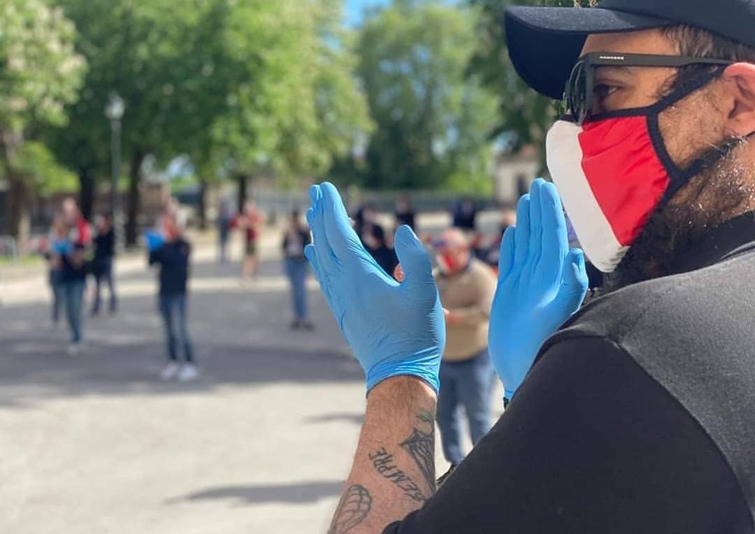 Dirdam2's tweet photo. El miedo a la multa te hace esclavo.

Bajo esta premisa han salido a las calles, de varias ciudades italianas, centenares de nacionalistas (de distintas org) para manifestarse cumpliendo en todo momento con la normativa vigente en el país vecino.

Las comparaciones son odiosas. https://t.co/VETjkfcB5g