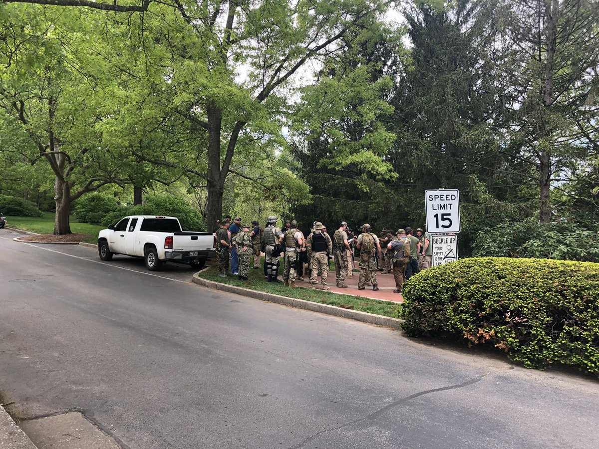 drdesrochers's tweet photo. I am at the capitol, where there is a bluegrass band, a confederate flag, people with guns and oh, I dunno, a militia? https://t.co/xlVEbE25Zi