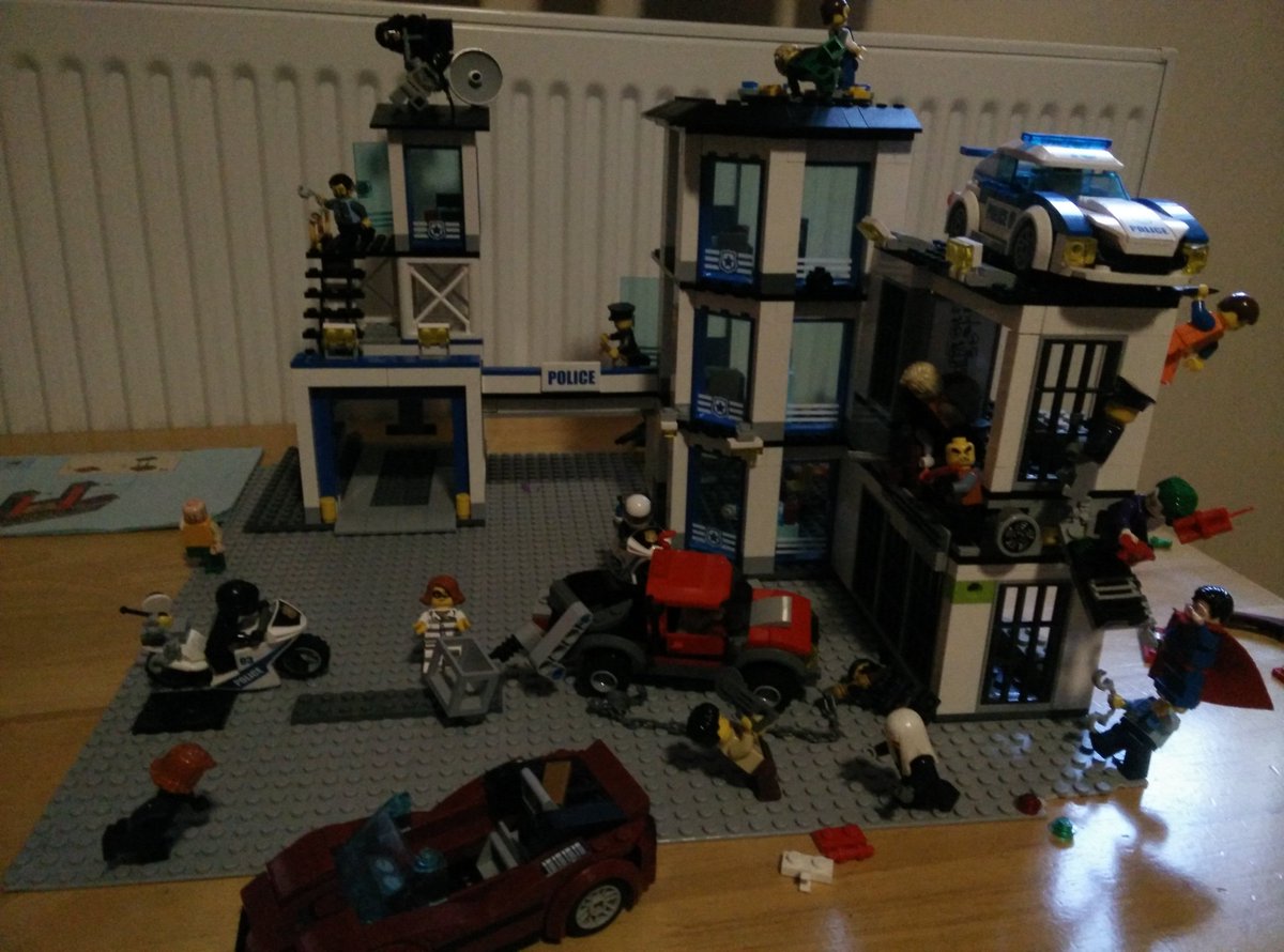 Oh my goodness. It's rare that he has the whole police station assembled, so he really made the most of it tonight. I love the panicking cop running of his office with the handcuffs while Huntress and Batman swing into action above him.