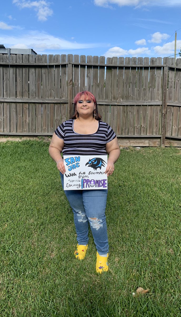 alishagarza19's tweet photo. (Don’t mind my crocs) I have chosen to go to #sanjac to pursue my dream career in early childhood education #DecisionDay2020 (my niece wanted to take a photo with me :) https://t.co/hEcTpiaMHu