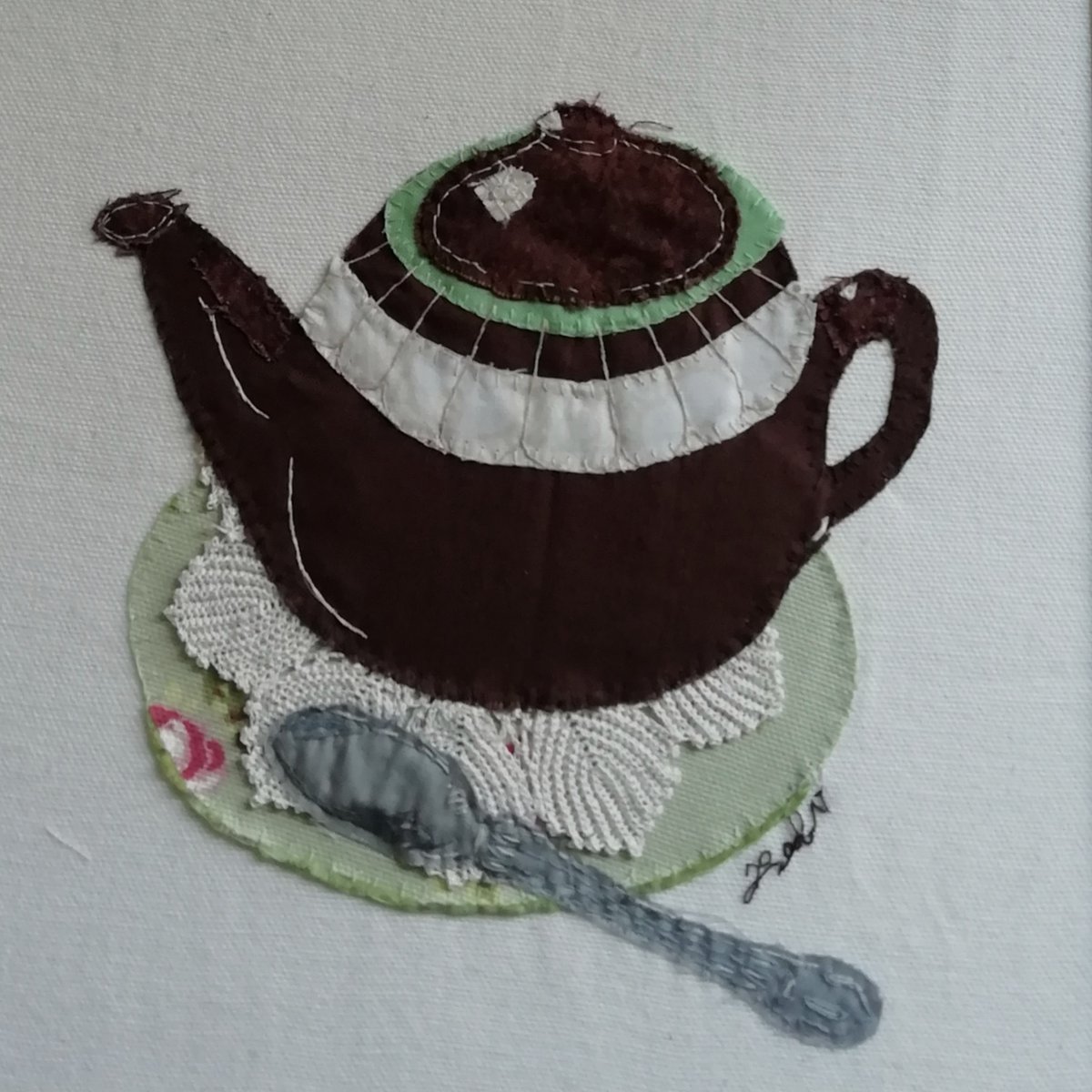 redmond_fi's tweet photo. Brown Betty is for sale. 8"x8" plus mount. #textileart #fabriccollage #teapot #artistsupportpledge https://t.co/zLtXRSi9VH
