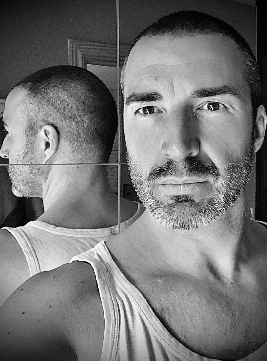 CarlosJBenito's tweet photo. Lo hice y me atrevo a colgarlo jajajaja que poca vergüenza🤷🏻♂️... menos mal que crecerá...
.
#cambios #rapao #elpelocrece #sinvergüenza #liberacion #rapado #confinamiento #haircut #haircutmen #selfietime #selfie #sinvergüenza https://t.co/4i8viJhQ4E