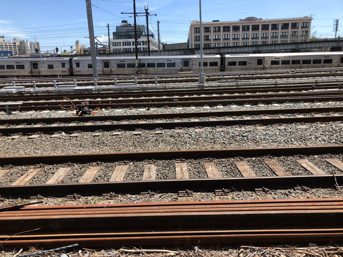 LAShepard221's tweet photo. The Court Square West #openstreet is a prime #railfanning spot! 🏛🏙🚲🚆🚇🚊🛤🎉✨ https://t.co/db80BvJ07B
