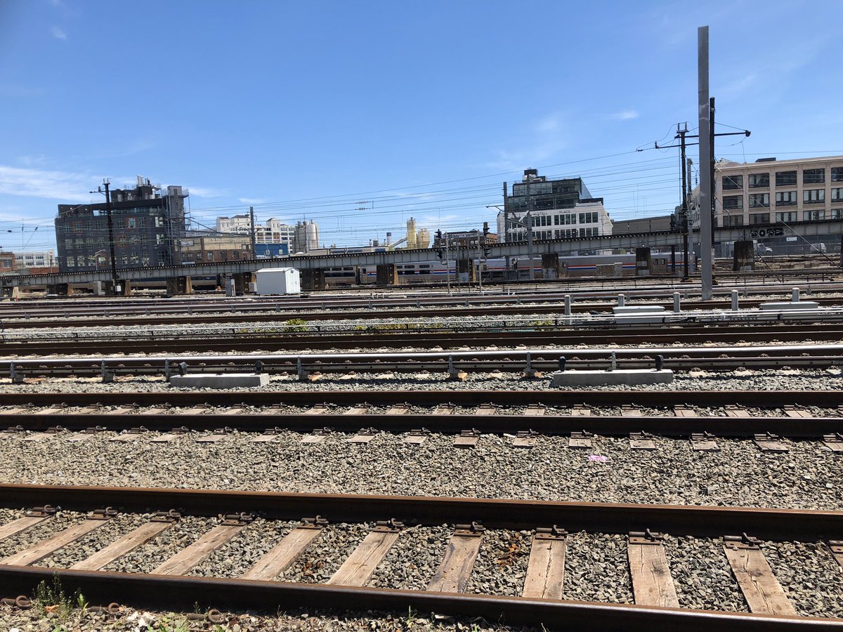 LAShepard221's tweet photo. The Court Square West #openstreet is a prime #railfanning spot! 🏛🏙🚲🚆🚇🚊🛤🎉✨ https://t.co/db80BvJ07B