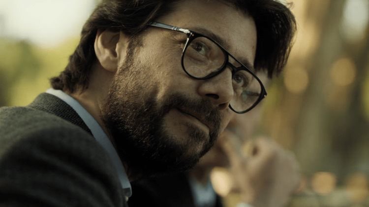 Бумажный дом сериал профессор. Бумажный дом создатель. Профессор серхио бумажный дом. Профессор бумажный дом 1 сезон. Бумажный домик сериал нетфликс.