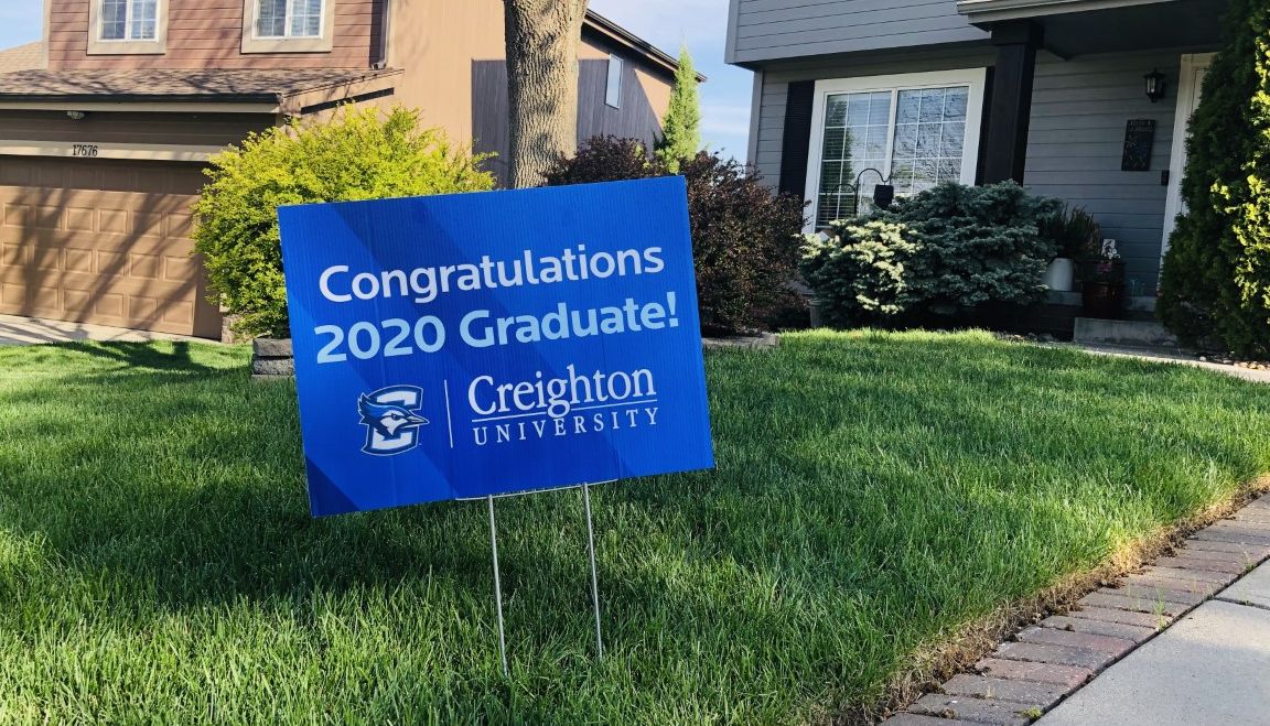 Show some excitement for a #CreightonGrad with a 2020 graduation yard sign.
Order one by May 5 to receive it in time for virtual commencement. 
form.jotform.com/clubcolorsmark…