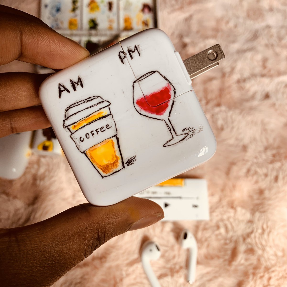 MarieAntoineAk1's tweet photo. J’en avais marre que tout le monde me piques mes chargeurs à la maison j’ai trouvé MA solution j’ai peint ma chose https://t.co/PRv6KvFAGq