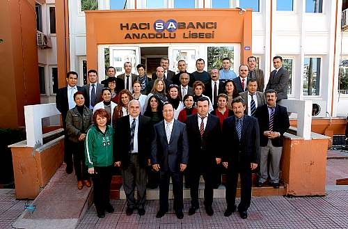 Hacı Sabancı Anadolu Lisesi
Konumu çok güzeldir üst katlardan denizi seyredebilirsiniz. Zaten küçük okul, herkes birbirini tanır. dedikodu ışık hızında yayılır.Sahile yakındır.Okul öğrenci sayısı sıcak bir aileyi andırır.Okulun demirbaşları Jet Emel,Güvenlik Ünal,Fizikçi Çapan.