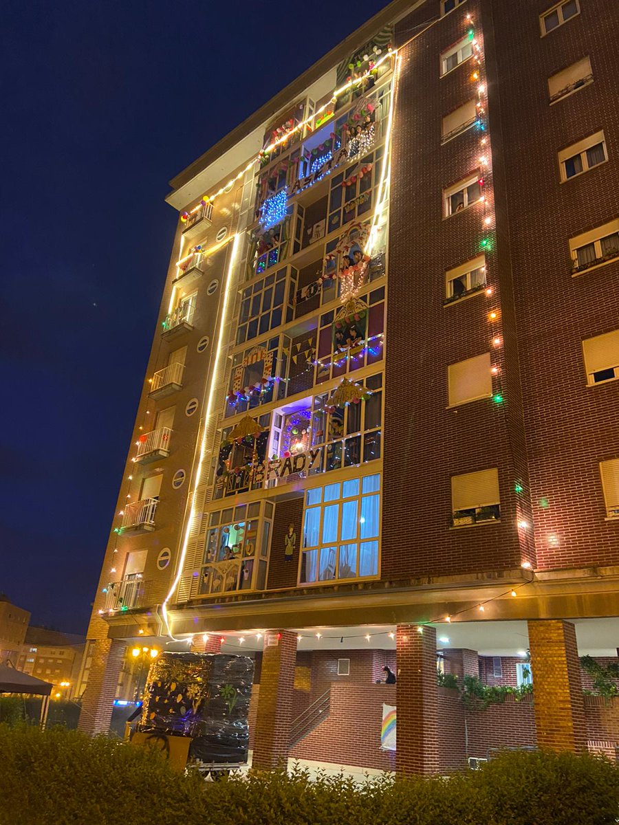 FdezEstefania's tweet photo. Encendido oficial del #EdificioBrady.
La solidaridad, la concordia , el respeto , la bondad y la unidad han hecho posible esto.
#todovaasalirbien #vecinosquemolan #MasterFM #lanuevaespaña #elcomerciodigital #ondaceroasturias @cope_es #mastergolazul #lacorredoria https://t.co/obBS9Mu6rx