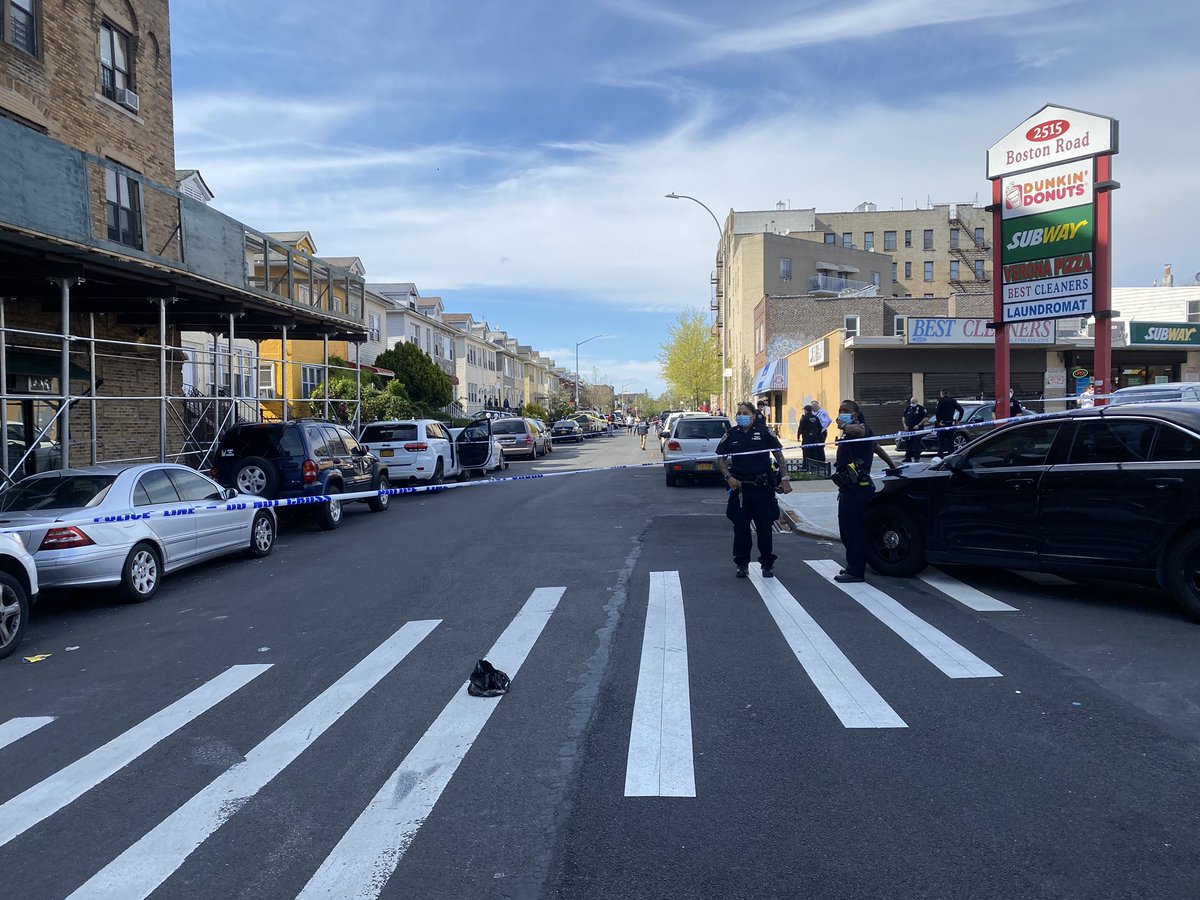NYPD49Pct's tweet photo. 🚨TRAFFIC ALERT🚨
Due to police activity avoid🚧🚧Boston Road Mace Ave to Holland Ave. #BostonRd https://t.co/ykdmoP3LdJ