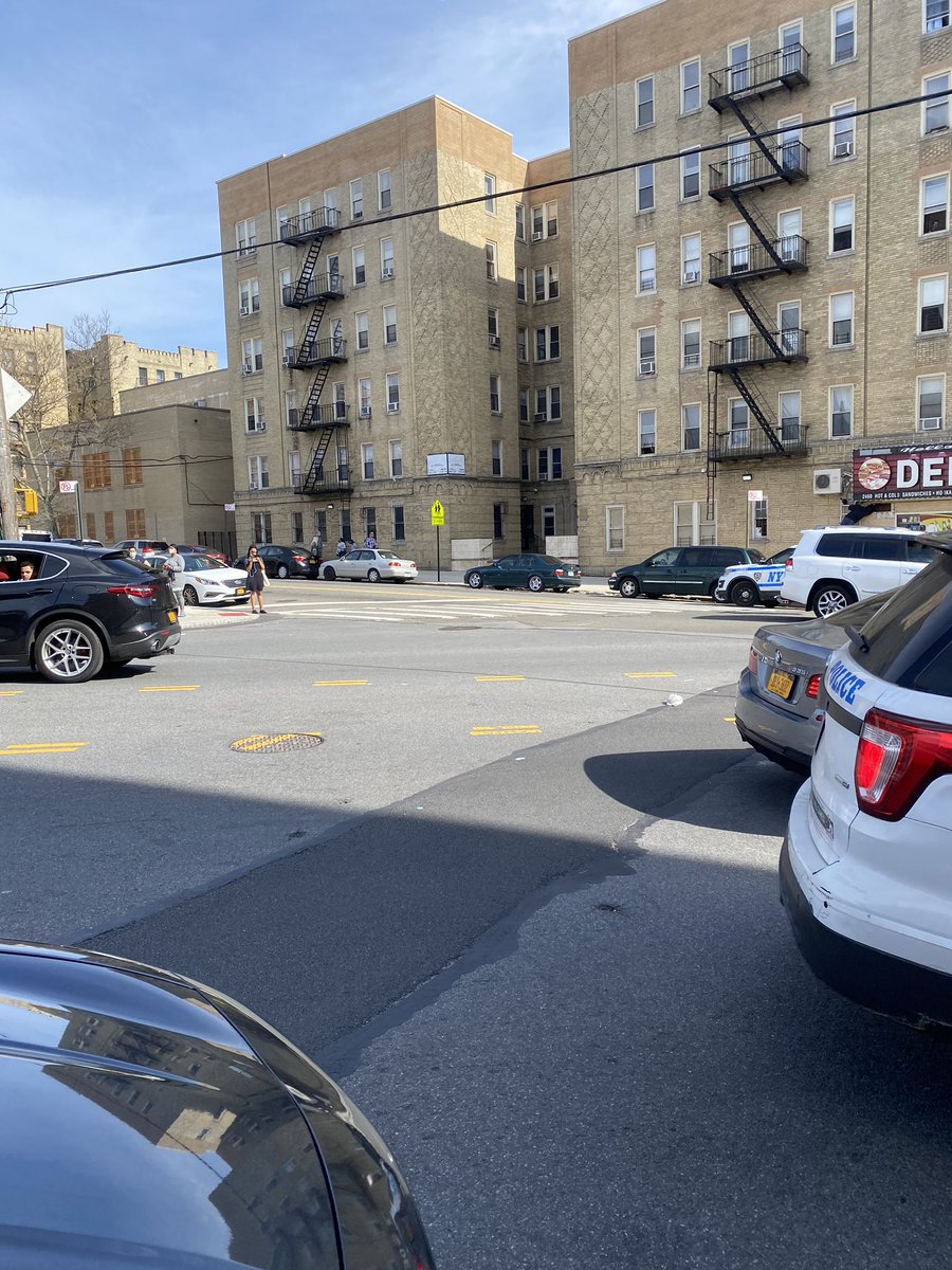 NYPD49Pct's tweet photo. 🚨TRAFFIC ALERT🚨
Due to police activity avoid🚧🚧Boston Road Mace Ave to Holland Ave. #BostonRd https://t.co/ykdmoP3LdJ