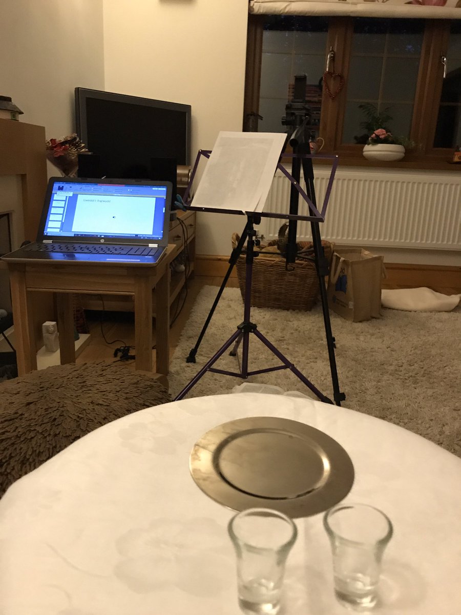 nebobwys's tweet photo. Y stiwdio fach yn tŷ ni yn barod heno eto. Cofiwch ymuno â ni ar dudalennau Facebook @CapelYPriordy @CanaBancyfelin a @CapelBancyfelin am 10 bore fory #Cymun https://t.co/sryLXKjO33