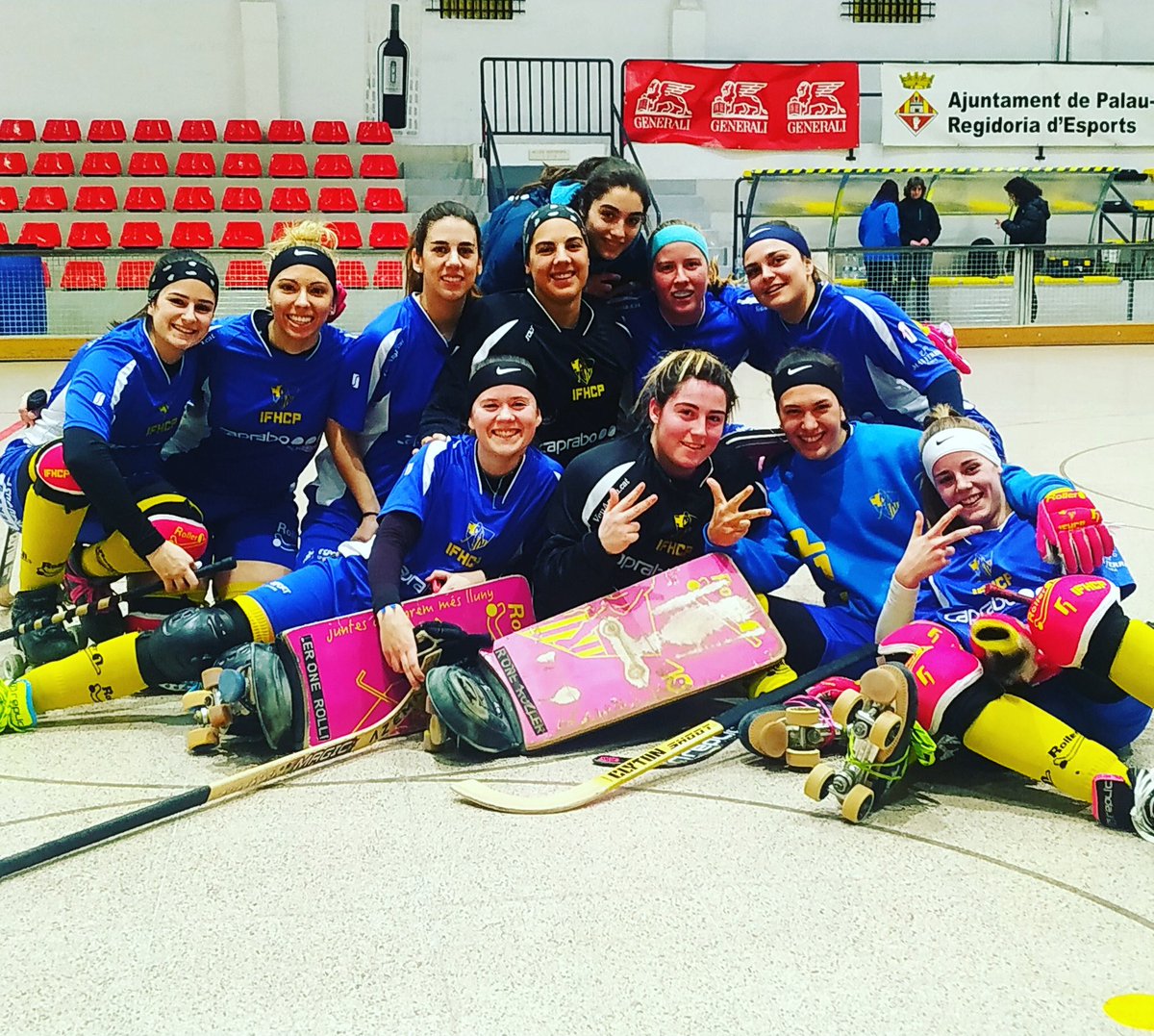 IgualadaSomhi's tweet photo. Felicitem l’@IgualadaFHCP pel seu ascens a l’OK Lliga! 👏🏻👏🏻👏🏻 La temporada es dona per acabada i l’hoquei femení torna a la màxima competició! 💙💛 https://t.co/TkUAJxKqTd