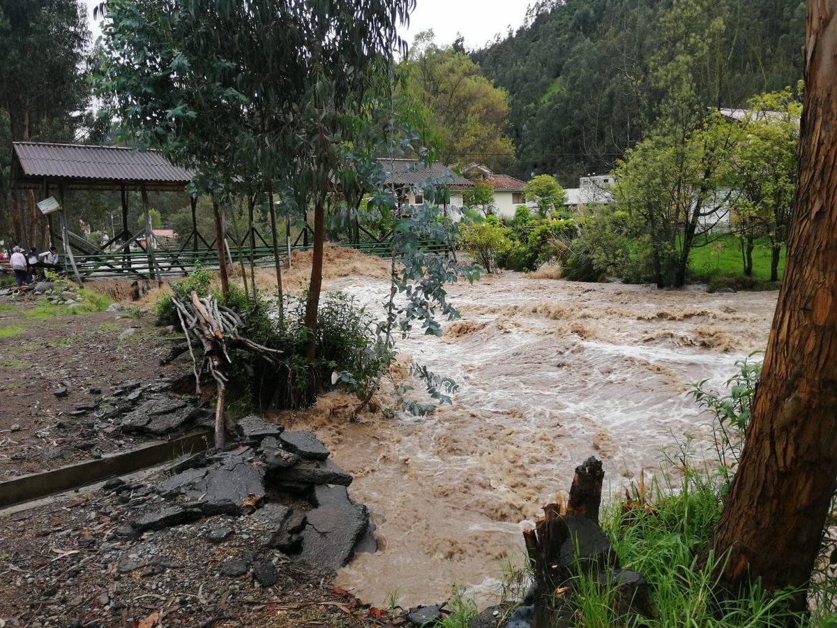Bomberos_Cuenca's tweet photo. Personal de #BomberosCuenca realiza una inspección en el sector de San Juan - Barabón, por desbordamiento del río Yanuncay.
Se reporta la afección de 4 viviendas. https://t.co/4Fq7NmStWU