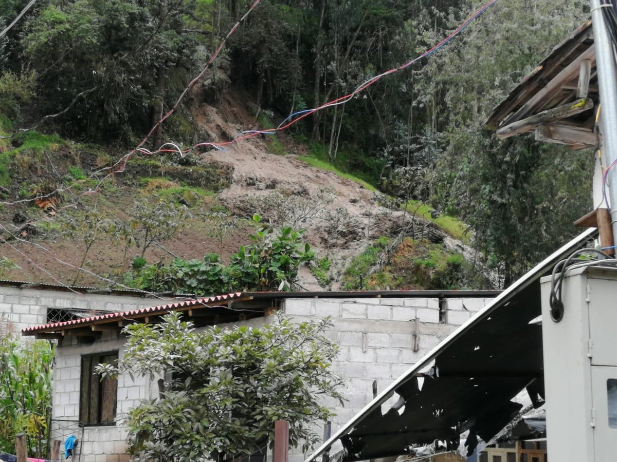 Bomberos_Cuenca's tweet photo. Personal de #BomberosCuenca realiza una inspección en el sector de San Juan - Barabón, por desbordamiento del río Yanuncay.
Se reporta la afección de 4 viviendas. https://t.co/4Fq7NmStWU