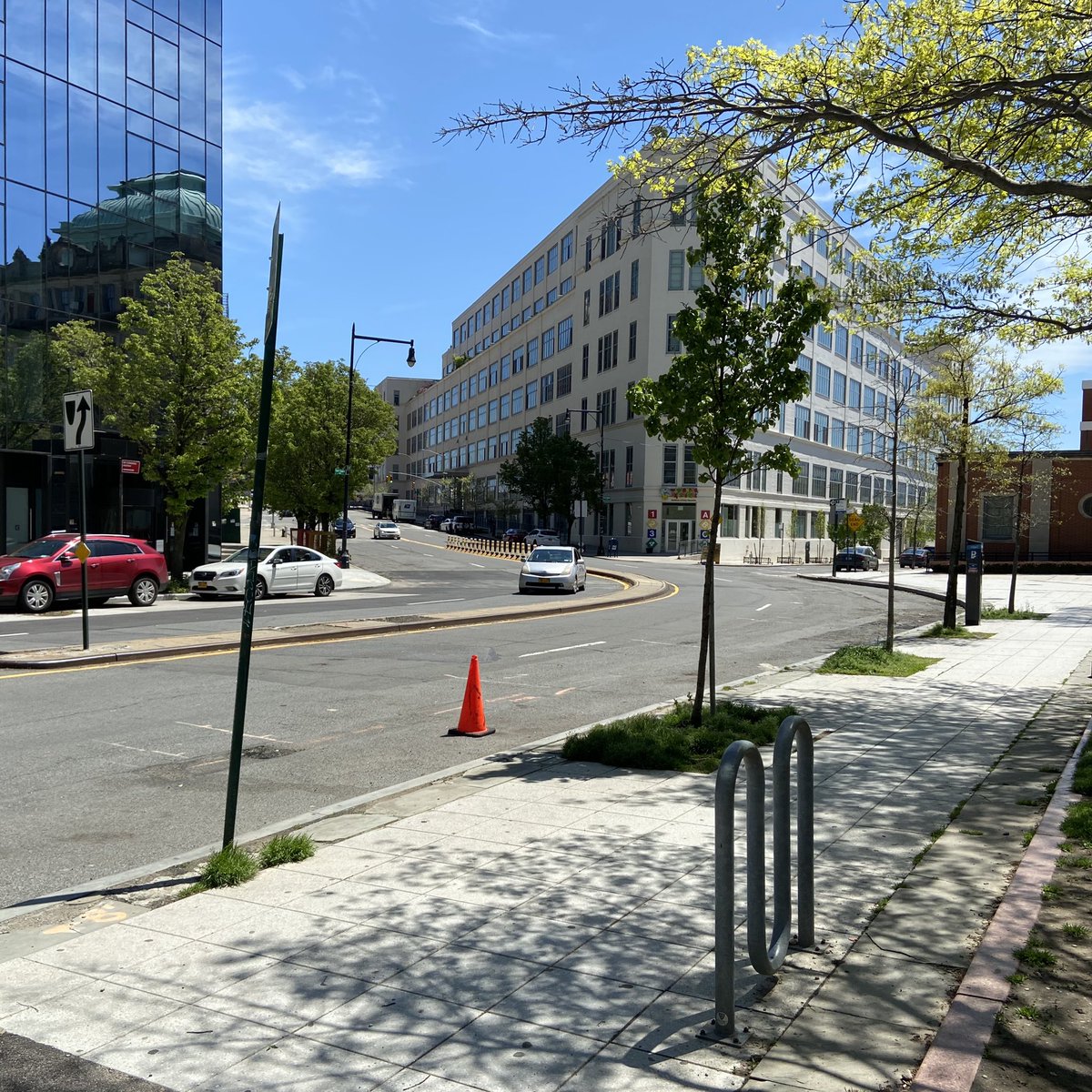 LICwalkers's tweet photo. This short section of Thomson Ave between Jackson Ave and Court Square East is redundant with 44th Dr and could be turned into an #OpenStreet without interrupting any truck or bus routes. #PeopleFirstOnThomson https://t.co/E8xxx9xS2E