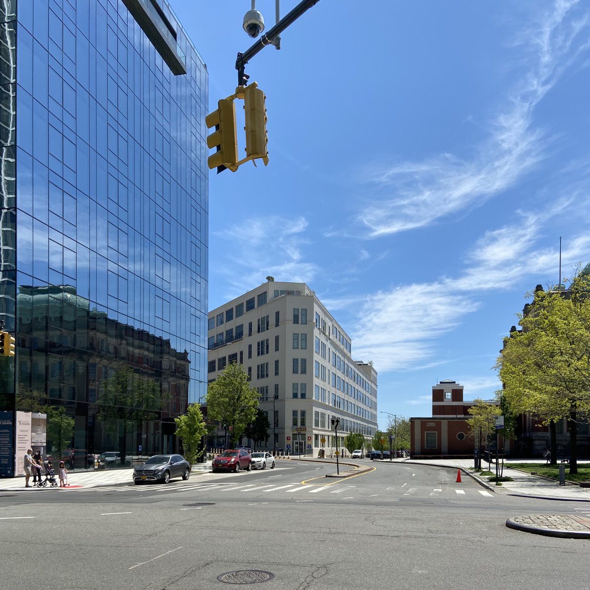 LICwalkers's tweet photo. This short section of Thomson Ave between Jackson Ave and Court Square East is redundant with 44th Dr and could be turned into an #OpenStreet without interrupting any truck or bus routes. #PeopleFirstOnThomson https://t.co/E8xxx9xS2E