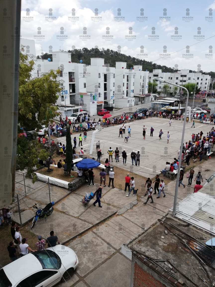 #Lamentable|| Vecinos de la colonia Manuel Rivera Anaya reportan que hay torneo de fútbol en plena fase 3 de #COVID19, desde horas de la mañana la gente se reunió en la zona. #Puebla